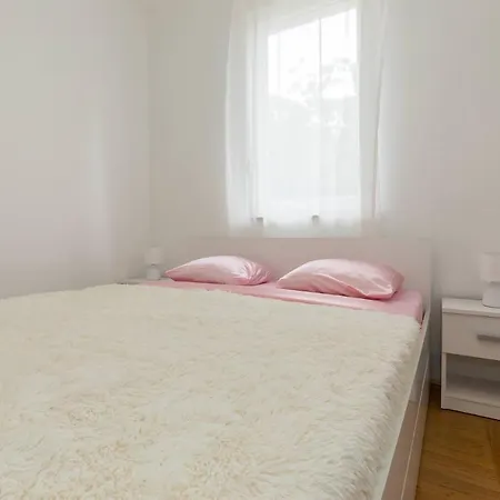 Apartman Equilibrium