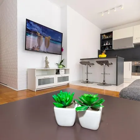 Apartman Equilibrium Διαμέρισμα *
