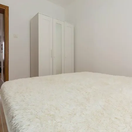 Apartman Equilibrium *